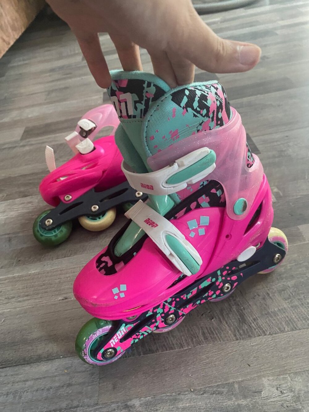 Neon Inline Skates - Picture 2 of 3